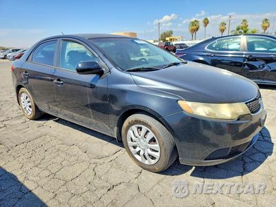 Czwarte zdjęcie samochodu z boku: 2013 KIA FORTE LX VIN:KNAFT4A26D5713726 - miniatura