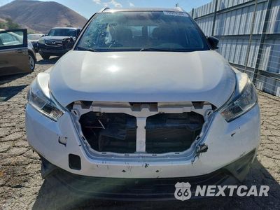 Piąte zdjęcie samochodu w środku: 2020 NISSAN KICKS SV VIN:3N1CP5CV0LL502854 - miniatura