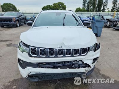 Piąte zdjęcie samochodu w środku: 2025 JEEP COMPASS LATITUDE VIN:3C4NJDBN1ST586328 - miniatura