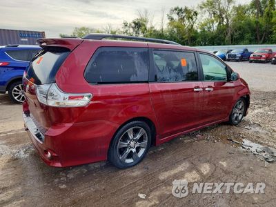 Trzecie zdjęcie samochodu z tyłu: 2016 TOYOTA SIENNA SE VIN:5TDXK3DC5GS718228 - miniatura