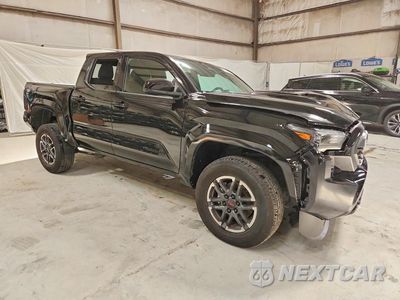 Czwarte zdjęcie samochodu z boku: 2026 TOYOTA TACOMA TRD SPORT VIN:3TMKB5FN3TM057488 - miniatura