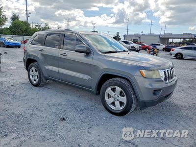 Czwarte zdjęcie samochodu z boku: 2013 JEEP GRAND CHEROKEE LAREDO VIN:1C4RJEAG8DC538074 - miniatura