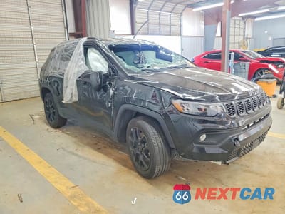 Czwarte zdjęcie samochodu z boku: 2025 JEEP COMPASS LATITUDE VIN:3C4NJDBN6ST623812 - miniatura
