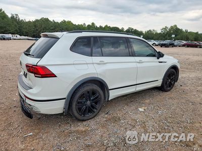 Trzecie zdjęcie samochodu z tyłu: 2022 VOLKSWAGEN TIGUAN SE R-LINE BLACK VIN:3VVCB7AXXNM087973 - miniatura