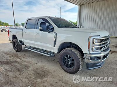Czwarte zdjęcie samochodu z boku: 2024 FORD F350 SUPER DUTY VIN:1FT8W3BN4RED96073 - miniatura