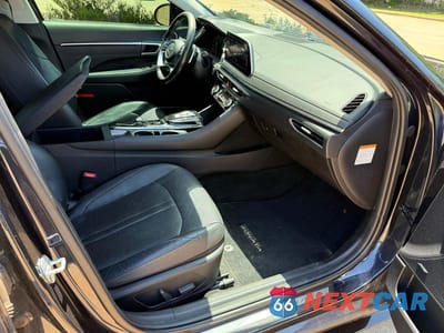 Piąte zdjęcie samochodu w środku: 2021 HYUNDAI SONATA HYBRID VIN:KMHL54JJXMA024170 - miniatura