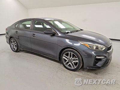 Czwarte zdjęcie samochodu z boku: 2019 KIA FORTE S VIN:3KPF34AD8KE039911 - miniatura