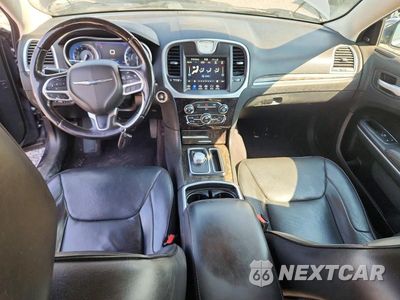 Zdjęcie 8 z 12 samochodu: 2018 CHRYSLER 300 LIMITED VIN:2C3CCAKG4JH160503 - miniatura