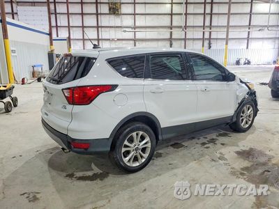 Trzecie zdjęcie samochodu z tyłu: 2019 FORD ESCAPE SE VIN:1FMCU9GD0KUA69826 - miniatura