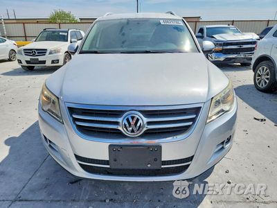 Piąte zdjęcie samochodu w środku: 2011 VOLKSWAGEN TIGUAN S VIN:WVGAV7AX5BW512830 - miniatura