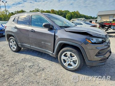Czwarte zdjęcie samochodu z boku: 2023 JEEP COMPASS LATITUDE VIN:3C4NJDBNXPT501879 - miniatura