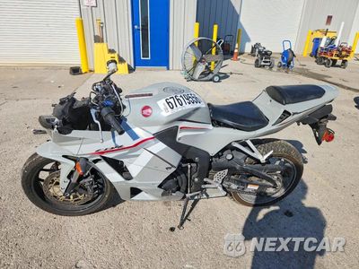 Trzecie zdjęcie samochodu z tyłu: 2025 HONDA CBR600 RR VIN:JH2PC40H0SK200409 - miniatura
