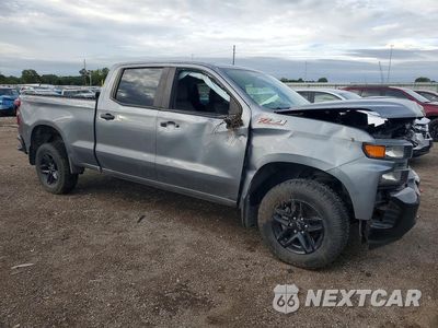 Czwarte zdjęcie samochodu z boku: 2019 CHEVROLET SILVERADO K1500 TRAIL BOSS CUSTOM VIN:1GCPYCEF1KZ251209 - miniatura