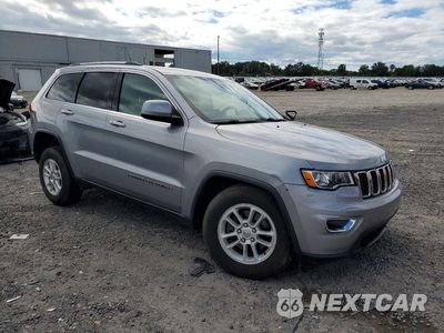 Czwarte zdjęcie samochodu z boku: 2019 JEEP GRAND CHEROKEE LAREDO VIN:1C4RJFAG2KC648136 - miniatura