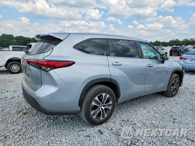 Trzecie zdjęcie samochodu z tyłu: 2022 TOYOTA HIGHLANDER XLE VIN:5TDGZRAH0NS117756 - miniatura