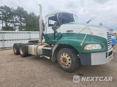 Czwarte zdjęcie samochodu z boku: 2013 MACK CXU613 SEMI TRUCK VIN:1M1AW02Y0DM027607 - miniatura