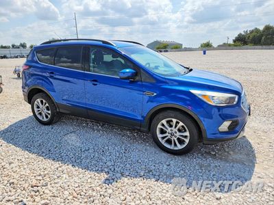 Czwarte zdjęcie samochodu z boku: 2018 FORD ESCAPE SE VIN:1FMCU0GD6JUC09095 - miniatura