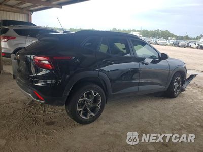 Trzecie zdjęcie samochodu z tyłu: 2025 CHEVROLET TRAX 1LT VIN:KL77LHEP9SC301939 - miniatura