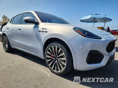 Czwarte zdjęcie samochodu z boku: 2023 MASERATI GRECALE MODENA VIN:ZN682AVM4P7407916 - miniatura
