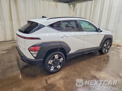 Trzecie zdjęcie samochodu z tyłu: 2025 HYUNDAI KONA SEL VIN:KM8HBCAB4SU317429 - miniatura