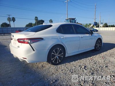Trzecie zdjęcie samochodu z tyłu: 2019 TOYOTA CAMRY HYBRID SE VIN:4T1B21HK2KU012561 - miniatura