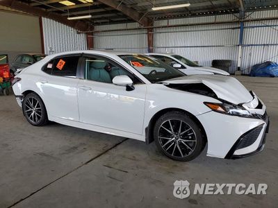 Czwarte zdjęcie samochodu z boku: 2022 TOYOTA CAMRY HYBRID SE VIN:4T1G31AK6NU592933 - miniatura