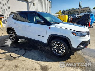 Czwarte zdjęcie samochodu z boku: 2026 JEEP COMPASS TRAILHAWK VIN:3C4NJDDN3TT181750 - miniatura