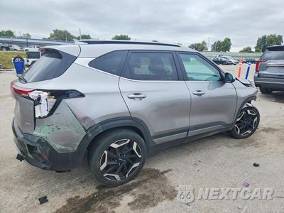 Trzecie zdjęcie samochodu z tyłu: 2024 KIA SELTOS SX VIN:KNDETCA76R7516703 - miniatura