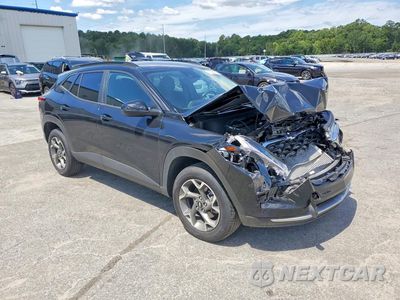 Czwarte zdjęcie samochodu z boku: 2025 CHEVROLET TRAX 1LT VIN:KL77LHEP8SC281604 - miniatura