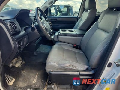 Zdjęcie 7 z 12 samochodu: 2020 TOYOTA TUNDRA SR VIN:5TFTY5F17LX011219 - miniatura