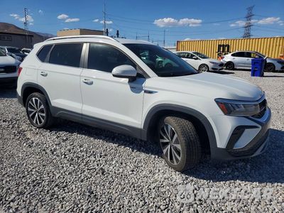 Czwarte zdjęcie samochodu z boku: 2022 VOLKSWAGEN TAOS SE VIN:3VVRX7B20NM027392 - miniatura
