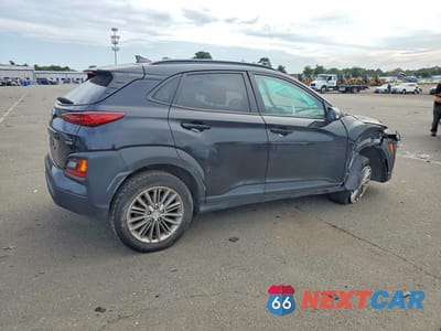 Trzecie zdjęcie samochodu z tyłu: 2020 HYUNDAI KONA SEL PLUS VIN:KM8K6CAA3LU522159 - miniatura