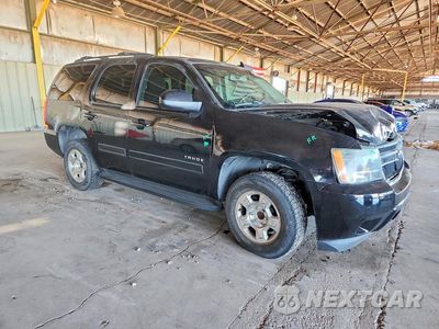 Czwarte zdjęcie samochodu z boku: 2013 CHEVROLET TAHOE C1500 LS VIN:1GNSCAE03DR212110 - miniatura