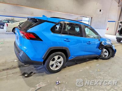 Trzecie zdjęcie samochodu z tyłu: 2021 TOYOTA RAV4 XLE VIN:JTMRWRFV9MD120746 - miniatura