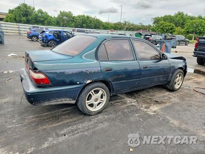 Trzecie zdjęcie samochodu z tyłu: 1997 TOYOTA COROLLA BASE VIN:1NXBA02E9VZ588653 - miniatura