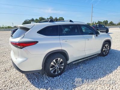 Trzecie zdjęcie samochodu z tyłu: 2021 TOYOTA HIGHLANDER XLE VIN:5TDGZRAH4MS531220 - miniatura