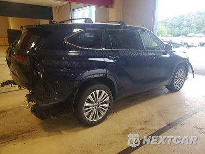 Trzecie zdjęcie samochodu z tyłu: 2023 TOYOTA HIGHLANDER PLATINUM VIN:5TDKDRBH5PS035810 - miniatura