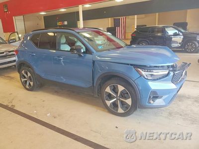 Czwarte zdjęcie samochodu z boku: 2023 VOLVO XC40 PLUS VIN:YV4L12UW8P2932060 - miniatura