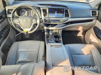 Zdjęcie 8 z 13 samochodu: 2017 TOYOTA HIGHLANDER XLE VIN:5TDJZRFH4HS392002 - miniatura