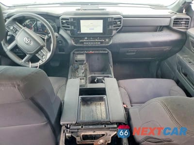 Zdjęcie 8 z 12 samochodu: 2025 TOYOTA TUNDRA SR VIN:5TFKB5DA8SX273653 - miniatura