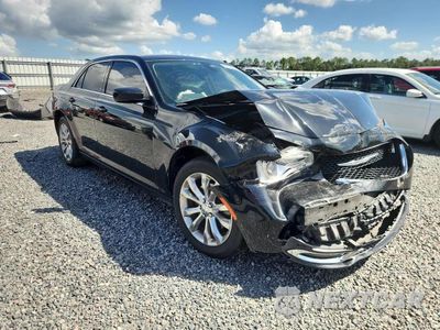 Czwarte zdjęcie samochodu z boku: 2015 CHRYSLER 300 LIMITED VIN:2C3CCARG6FH760811 - miniatura