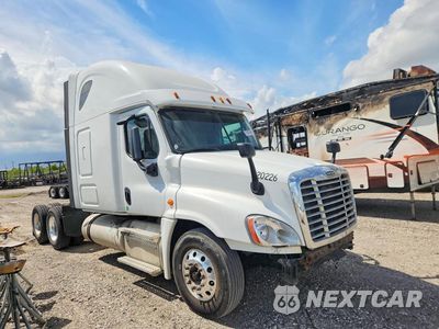 Czwarte zdjęcie samochodu z boku: 2015 FREIGHTLINER CASCADIA SEMI TRUCK VIN:1FUJGLD67FLGD2086 - miniatura