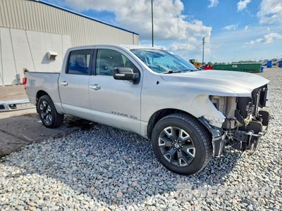 Czwarte zdjęcie samochodu z boku: 2018 NISSAN TITAN SV VIN:1N6AA1E62JN531593 - miniatura