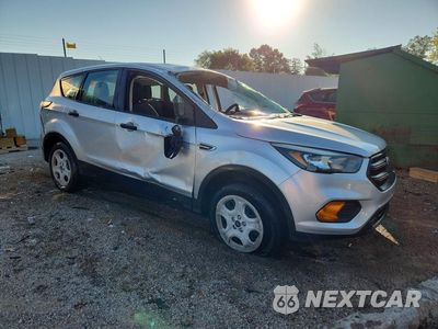 Czwarte zdjęcie samochodu z boku: 2018 FORD ESCAPE S VIN:1FMCU0F78JUA51502 - miniatura
