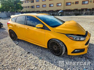 Czwarte zdjęcie samochodu z boku: 2016 FORD FOCUS ST VIN:1FADP3L92GL219565 - miniatura