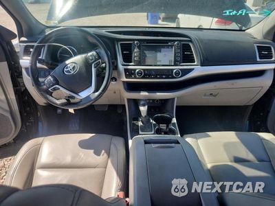 Zdjęcie 8 z 13 samochodu: 2017 TOYOTA HIGHLANDER XLE VIN:5TDJZRFH1HS441172 - miniatura