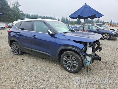 Czwarte zdjęcie samochodu z boku: 2023 KIA SELTOS S VIN:KNDEU2AA1P7406366 - miniatura