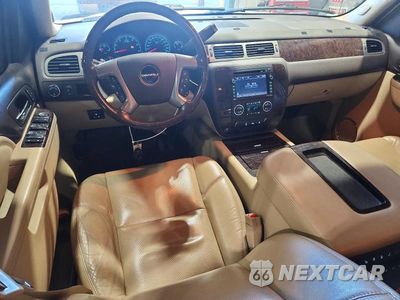 Zdjęcie 8 z 13 samochodu: 2011 GMC YUKON DENALI VIN:1GKS2EEF3BR239610 - miniatura