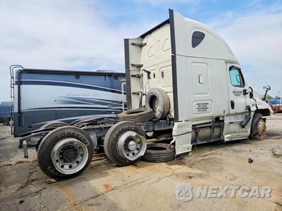 Trzecie zdjęcie samochodu z tyłu: 2019 FREIGHTLINER CASCADIA 125 SEMI TRUCK VIN:3AKJGLDR7KSKN8363 - miniatura