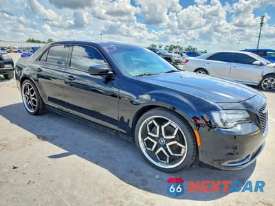 Czwarte zdjęcie samochodu z boku: 2019 CHRYSLER 300 S VIN:2C3CCABG6KH548432 - miniatura